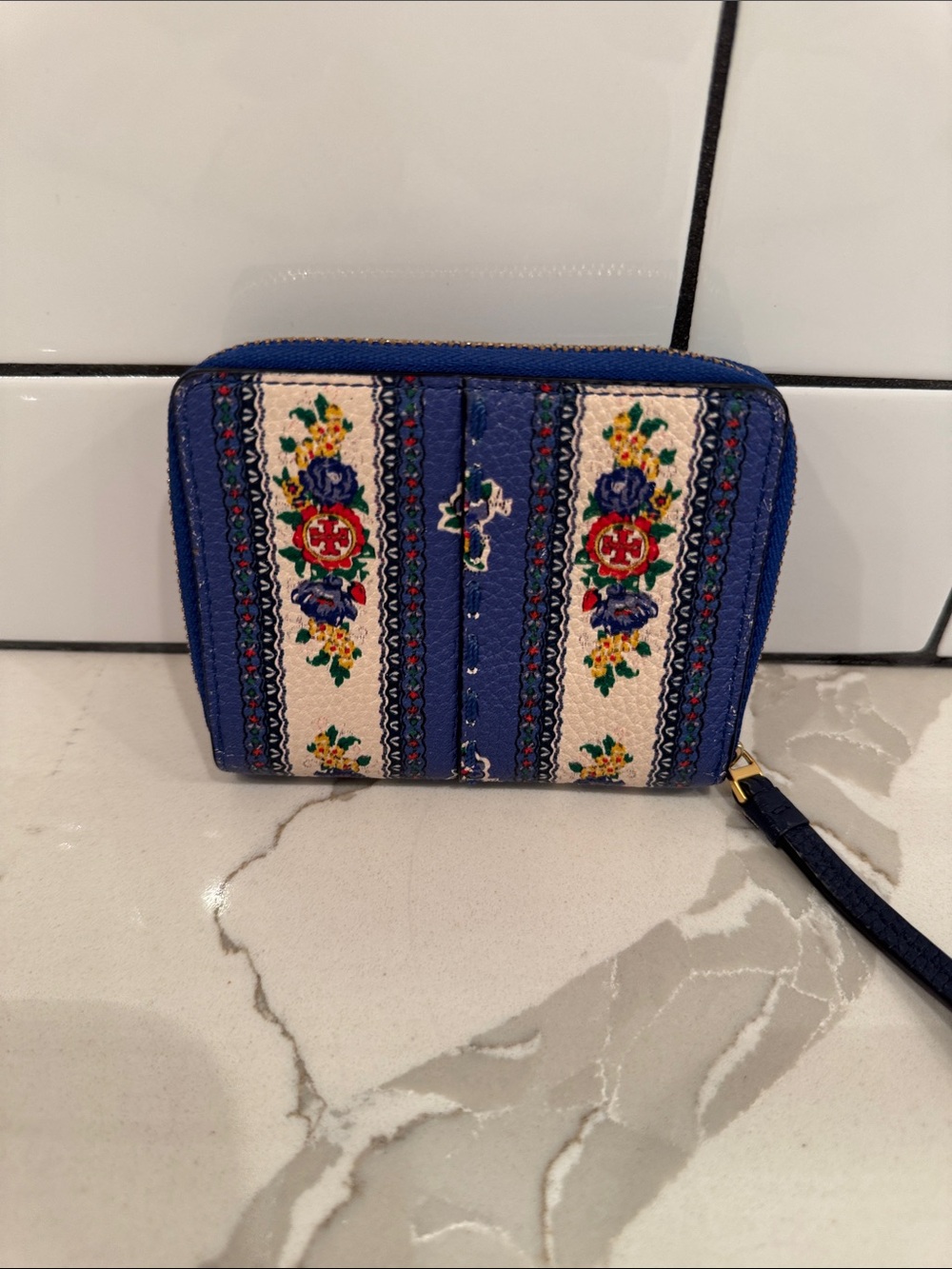 Tory Burch McGraw floral bi-fold wallet in blue tea rose border - Picture 4 of 7